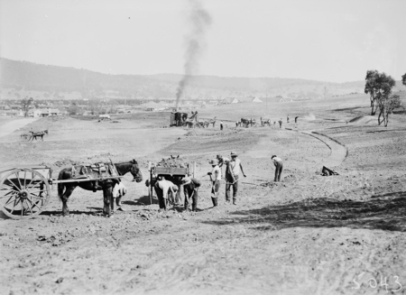 Steam shovel with horse drays and workmen on road making near Limestone Avenue, Reid.