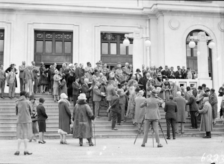 Visiting American Tourists from SS Malole, on the steps of Parliament House.