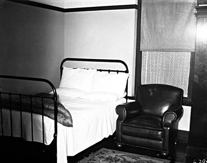 Brassey House bedroom,  Macquarie Street, Barton