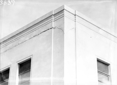 CSIR Entomology Building, Black Mountain showing cracks at the top of a wall.