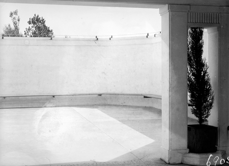  View of courtyard at Manuka swimming pool.