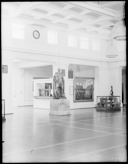  Kings Hall, Parliament House. Statue of King George V.