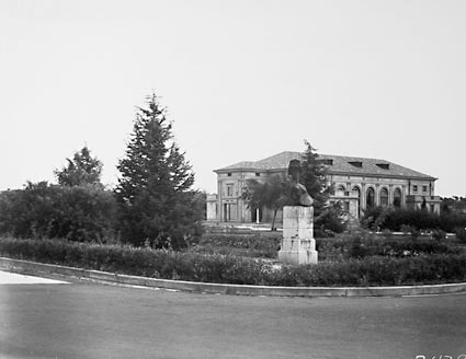  Albert Hall and bust of 'Bellona' , Roman goddess of war by Sir Bertram Mackennal