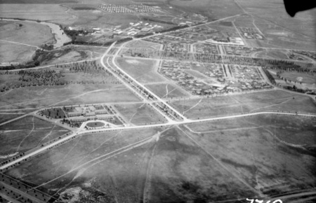Ariel View. Hotel Kurrajong on left, Wentworth Avenue and Kingston. Telopea Park in centre.